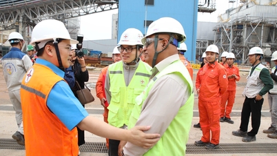 Encouraging workers to complete key power projects in Quang Tri.
