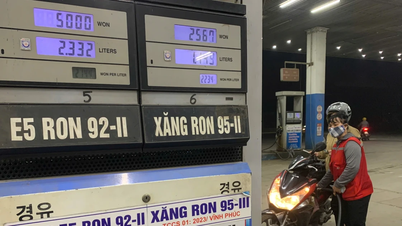 أسعار الوقود اليوم، 14 مارس 2026: بنزين RON95 بسعر 25,575 دونغ فيتنامي/لتر، وخام برنت يتجاوز 100 دولار أمريكي.