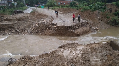 De fortes pluies ont emporté un pont provisoire dans la commune de Tra Lien.