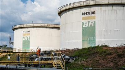 Cena ropy Brent překročila 103 dolarů za barel po vojenských událostech na ostrově Charg v Íránu.