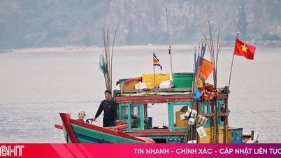 À Ha Tinh, les pêcheurs arrivent tôt sur le rivage, prêts à participer aux festivités du jour des élections.