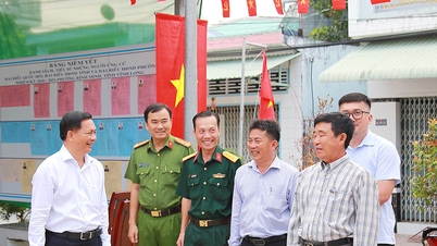 O secretário provincial do partido, Tran Van Lau, inspecionou os preparativos para as eleições nos distritos eleitorais de Binh Minh e Dong Thanh e na comuna de Ngai Tu.