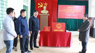 El camarada Tong Thanh Hai, vicepresidente permanente del Comité Popular Provincial y vicepresidente del Comité Electoral Provincial, inspeccionó las labores electorales en el distrito de Doan Ket.