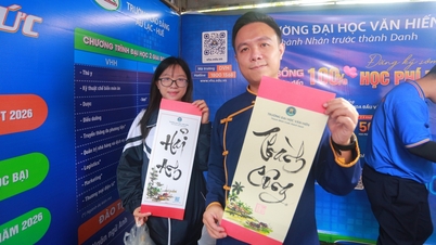 Estandes especiais no evento de aconselhamento para a época de exames atraíram estudantes de Quang Tri.