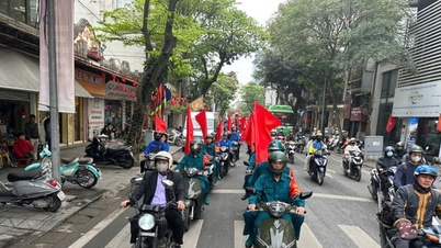 Des jeunes du quartier de Van Mieu - Quoc Tu Giam se mobilisent pour soutenir le travail électoral.