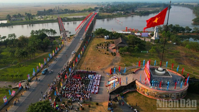 Quang Tri: Upacara pengibaran bendera yang khidmat di situs bersejarah nasional khusus Hien Luong-Ben Hai.