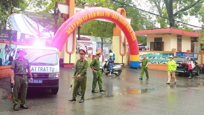 Los agentes de policía del distrito de Dong Ha desafían el sol y la lluvia para cumplir con su doble función.