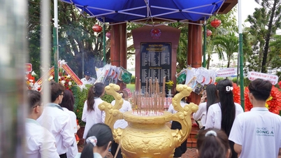 អុជធូបដើម្បីរំលឹក និងឧទ្ទិសកុសលដល់វិញ្ញាណក្ខន្ធអ្នកស្លាប់នៅ Gac Ma។