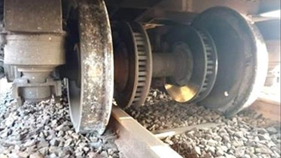 Da Nang : Des efforts urgents sont déployés pour résoudre l'incident de déraillement de train sur le col de Hai Van.