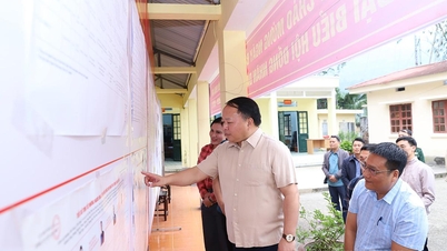 Ketua Komite Rakyat Provinsi Phan Huy Ngoc memeriksa situasi pemilihan dan pembangunan sosial-ekonomi di komune Thuong Son.