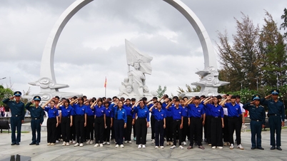 The Youth Union of Nguyen Van Troi Secondary School held a ceremony to admit new members at the Gac Ma Martyrs Memorial.