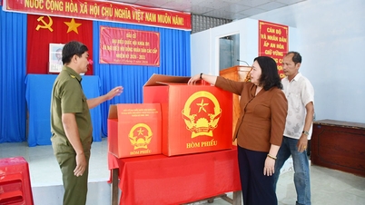 Secretarul adjunct al Comitetului Provincial al Partidului, Ho Thi Hoang Yen, inspectează pregătirile electorale în comuna Dong Khoi.