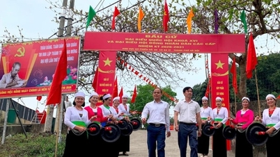 Los vibrantes colores de la cultura Muong se fusionan armoniosamente con el gran festival.