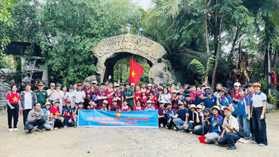 Students from Khanh Hoa Province "Return to their roots" at the Dong Bo Revolutionary Base.