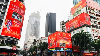 Bandar Raya Ho Chi Minh dihiasi dengan bendera dan bunga menjelang sambutan Hari Kebangsaan.
