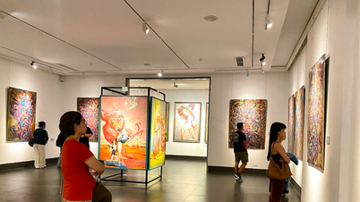 Artistas pai e filho Dao Anh Khanh: Diálogo intergeracional através de 'O Fluxo da Mutação'