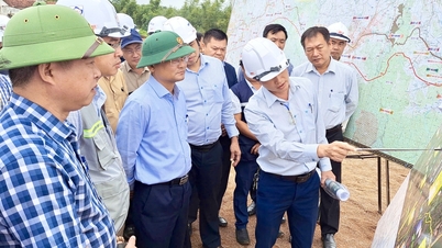 លោក ង្វៀន ទឺ កុង ហ្វាង អនុប្រធានគណៈកម្មាធិការប្រជាជនខេត្ត ត្រួតពិនិត្យ និងតាមដានវឌ្ឍនភាពនៃគម្រោងដឹកជញ្ជូនសំខាន់ៗ។
