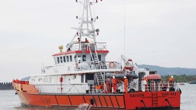 Τέσσερα μέλη πληρώματος ενός βυθισμένου φορτηγού πλοίου διασώθηκαν με επιτυχία.