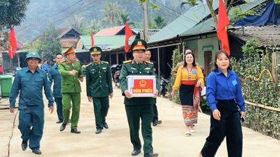 Nghe An: Bendera dan bunga-bunga berkibar megah di perbatasan Tanah Air untuk menyambut hari pemilihan.