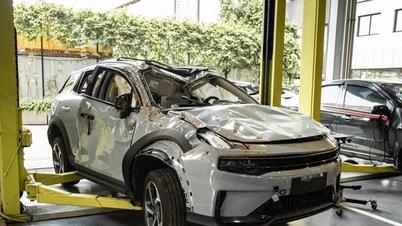 হাইওয়েতে একাধিক গাড়ি দুর্ঘটনার পর Lynk & Co 06 পুরো পরিবারকে নিরাপদে রক্ষা করেছে।