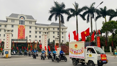 Cartierul Hoang Mai organizează o paradă mobilă de propagandă pentru a sărbători ziua alegerilor.