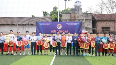 Minh Chau Komünü Açık Futbol Turnuvası'nın ulusal bayramı kutlamak amacıyla düzenlenen coşkulu açılış töreni.