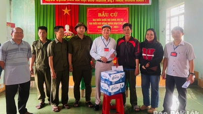 Setiausaha Parti komune Ea Nuôl melawat dan menyampaikan hadiah kepada pusat pengundian.
