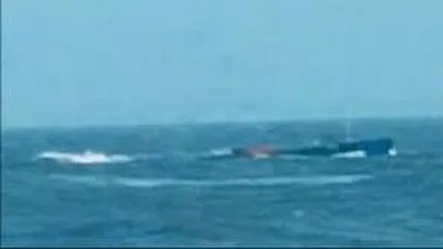 沈没した砂運搬船から乗組員9人が救助された。