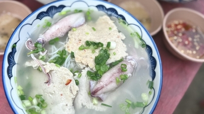 El dueño de un restaurante de fideos con un nombre inusual en Phu Quoc revela el secreto para que los fideos queden deliciosos incluso simplemente echándoles agua hirviendo.