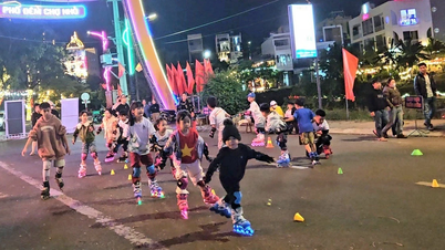 Una noche vibrante de espectáculos artísticos de patinaje sobre ruedas en la calle Small Market Night.