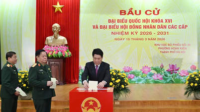 President Luong Cuong casts his vote at Polling Station No. 26, Hoan Kiem Ward, Hanoi.
