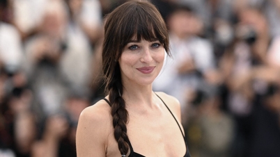 How to style summer outfits like Dakota Johnson from Fifty Shades of Grey.