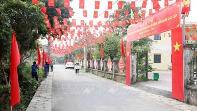 হুং ইয়েনের ভোটাররা ঐক্যবদ্ধ এবং উৎসাহের সাথে প্রতিভাবান এবং গুণী ব্যক্তিদের নির্বাচিত করার জন্য ভোটকেন্দ্রে গিয়েছিলেন।