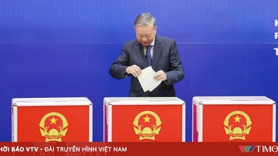 Secretaris-generaal To Lam brengt zijn stem uit bij de verkiezingen voor vertegenwoordigers van de Nationale Vergadering en de Volksraad op alle niveaus in de wijk Ba Dinh (Hanoi).