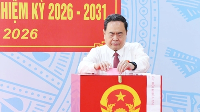 O presidente da Assembleia Nacional, Tran Thanh Man, vota na comuna de Hoc Mon, na cidade de Ho Chi Minh.