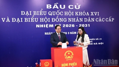 O primeiro-ministro Pham Minh Chinh vota, exercendo seu direito cívico.