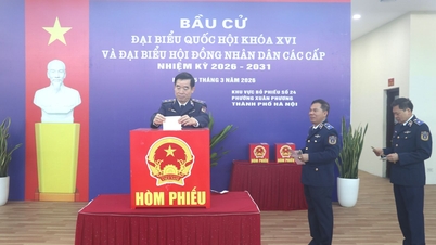 Väljarna i Hanoi gick entusiastiskt till valurnorna och satte sin tilltro till sina valda valsedlar.