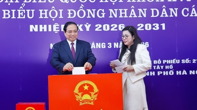 El primer ministro Pham Minh Chinh emite su voto junto con los electores en el distrito de Tay Ho, en Hanói.