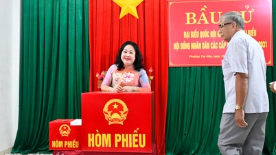 A tartományi pártbizottság titkárhelyettese, Cao Thi Hoa An Tuy Hoa kerület választópolgáraival együtt vett részt a választáson.