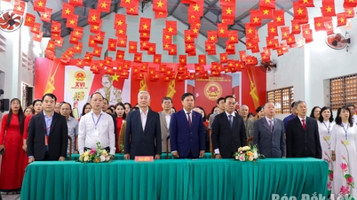Luong Nguyen Minh Triet tartományi párttitkár részt vesz a szavazáson a Buon Ma Thuot egyházközségben.