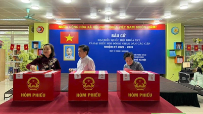 [Photo] Les électeurs des quartiers de Thanh Xuan et Khuong Dinh participent avec joie à la célébration de la fête nationale.