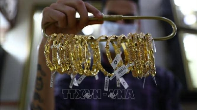 Prețurile aurului la SJC au scăzut cu o jumătate de milion de dong, în timp ce piața globală anticipa un preț de 6.200 USD.