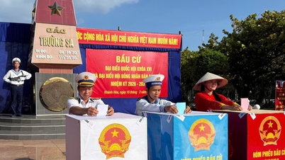 A celebração nacional na Ilha Truong Sa estava vibrante sob o sol da manhã.