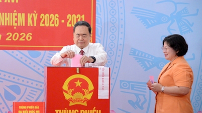 Przewodniczący Zgromadzenia Narodowego korzysta ze swojego prawa głosu w gminie Hoc Mon w Ho Chi Minh City.