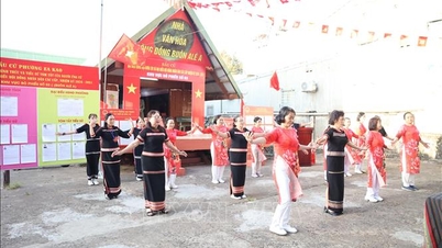 Dengan gembira menuju tempat pemungutan suara diiringi suara gong dan genderang.