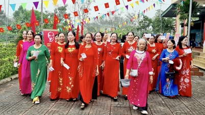 Vrouwen in de provincie Ha Tinh stralen in hun traditionele ao dai-jurken tijdens het grote festival.