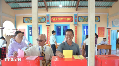 De vreugde van de kiezers in de speciale zone Phu Quy en de gemeente op het eiland Tien Tieu op de nationale feestdag.