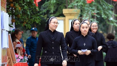 Οι Καθολικοί στο Ανόι χαίρονται για το «Εθνικό Φεστιβάλ».