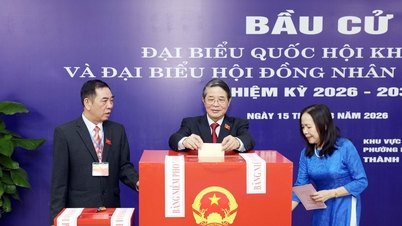 De vicevoorzitter van de Nationale Vergadering, Nguyen Duc Hai, brengt zijn stem uit in stembureau nummer 21, in de wijk Ngoc Ha, Hanoi.