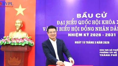Naczelny Prokurator Prokuratury Ludowej Nguyen Huy Tien wziął udział w ceremonii otwarcia i oddał głos w lokalu wyborczym nr 25 w dzielnicy Tay Ho w Hanoi.